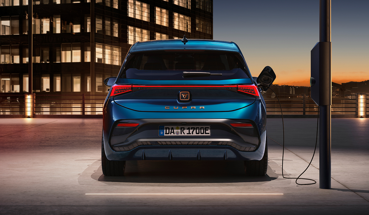 CUPRA Born in Heckansicht in blauem Farbton beim Ladevorgang